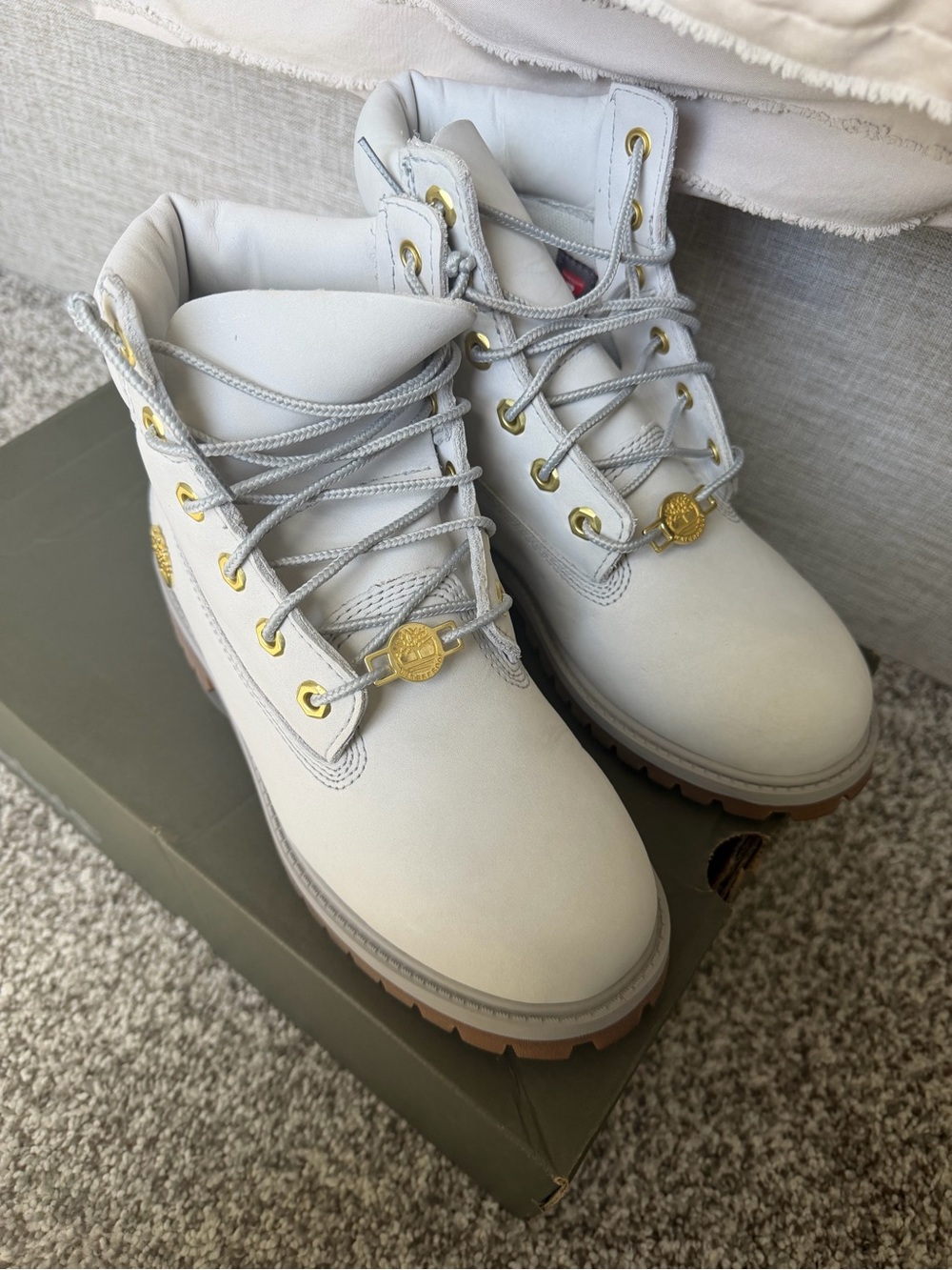 Timberland White Kids Boot with Gold Eyelets and Brown Sole - Picture 2 of 4
